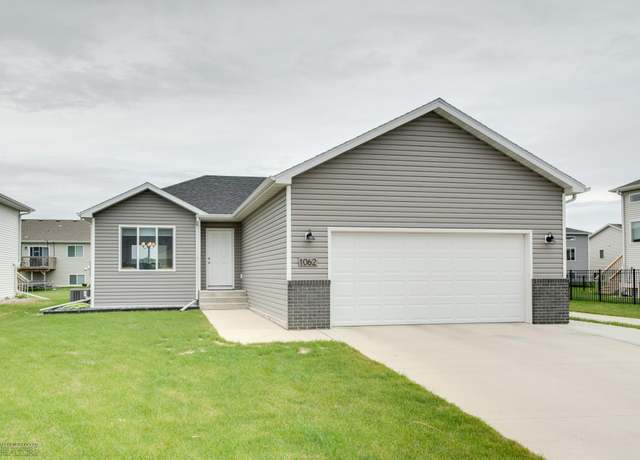 Property at 1062 46th Ave S, Moorhead, MN 56560, 4 beds, 3 baths