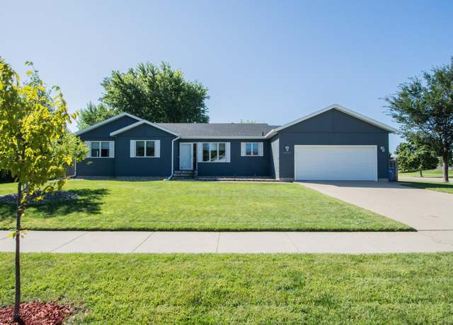 Property at 3266 37th Ave S, Fargo, ND 58104, 4 beds, 3 baths