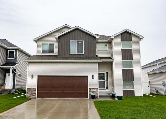 Property at 1038 Ashley Dr W, West Fargo, ND 58078, 3 beds, 3 baths