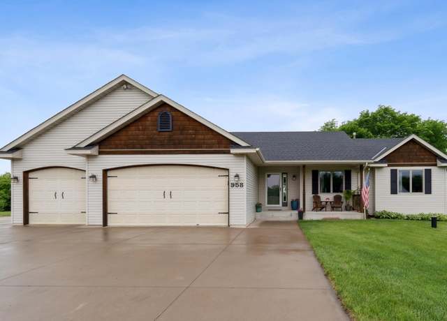Property at 958 Sadies Ln, Hudson, WI 54016, 4 beds, 3 baths