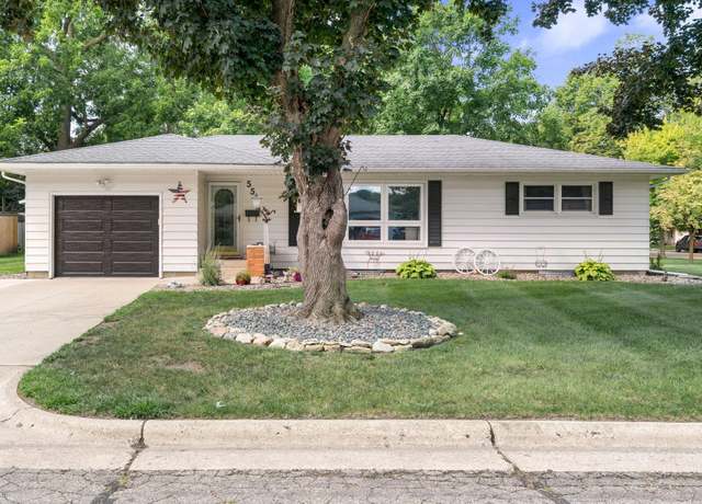 Property at 555 Maple Dr, Owatonna, MN 55060, 3 beds, 2 baths