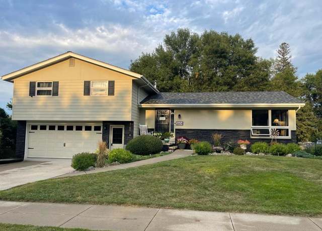 Property at 1604 Fairway Ln, Worthington, MN 56187, 5 beds, 3 baths