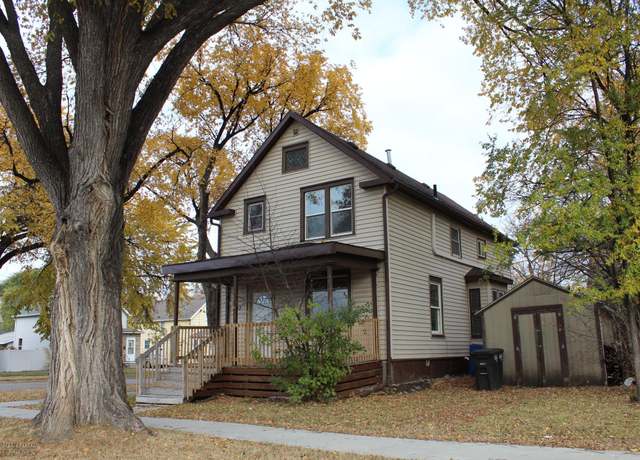 Property at 921 6th Ave N, Fargo, ND 58102, 4 beds, 2 baths