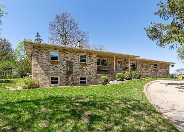 Property at 742 Sioux Ln, Saint Peter, MN 56082, 4 beds, 3 baths