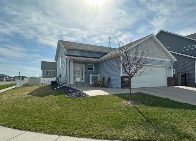 Property at 1377 Goldenwood Dr, Fargo, ND 58078, 4 beds, 3 baths