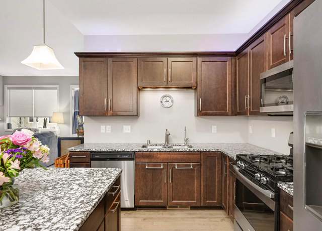 Property at 10885 Retreat Ln, Woodbury, MN 55129, 2 beds, 3 baths