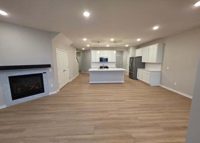 Property at 4790 Airlake Dr, Woodbury, MN 55129, 3 beds, 3 baths