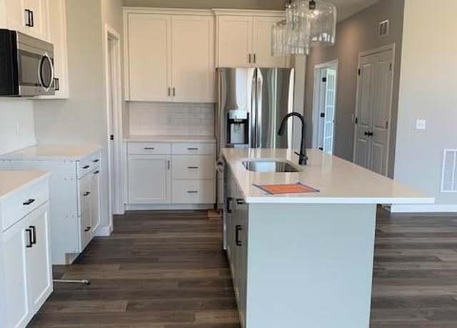 Property at 10970 37th St N, Lake Elmo, MN 55042, 3 beds, 3 baths
