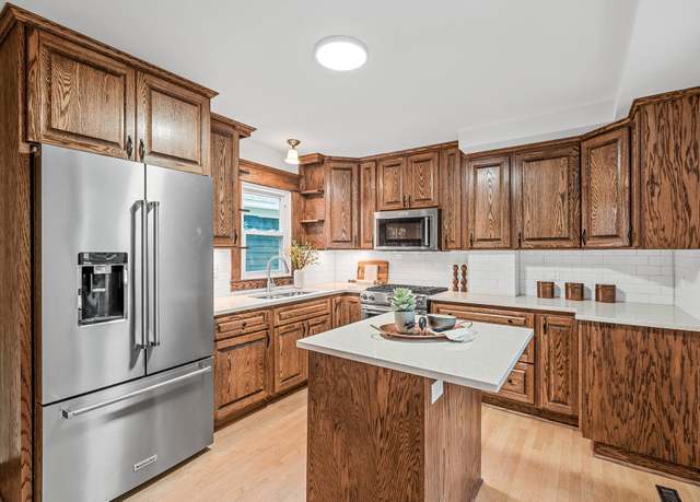 Property at 661 North St E, Saint Paul, MN 55106, 4 beds, 2 baths
