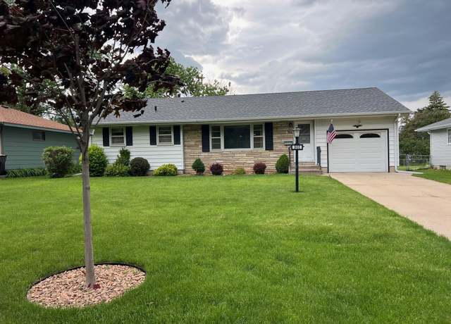 Property at 960 Apgar St S, Shakopee, MN 55379, 3 beds, 2 baths