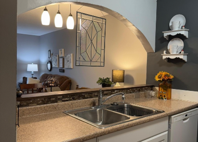 Property at 1181 Edgcumbe Rd #213, Saint Paul, MN 55105, 1 bed, 1 bath