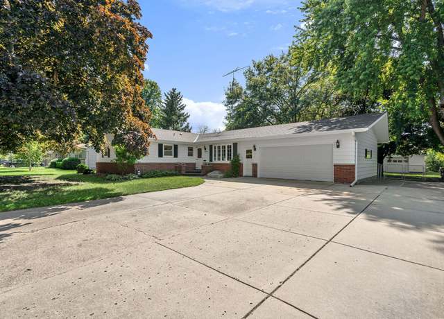 Property at 1414 Lincoln Ave S, Owatonna, MN 55060, 4 beds, 3 baths