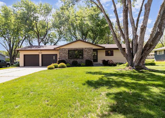 Property at 1028 Cottonwood Ave, Red Wing, MN 55066, 4 beds, 3 baths