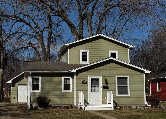 Property at 712 10th St SW, Willmar, MN 56201, 3 beds, 3 baths