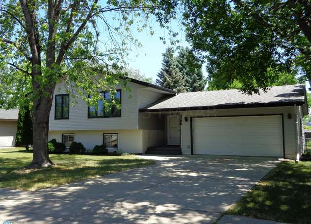 Property at 2586 Atlantic Dr S, Fargo, ND 58103, 4 beds, 2 baths