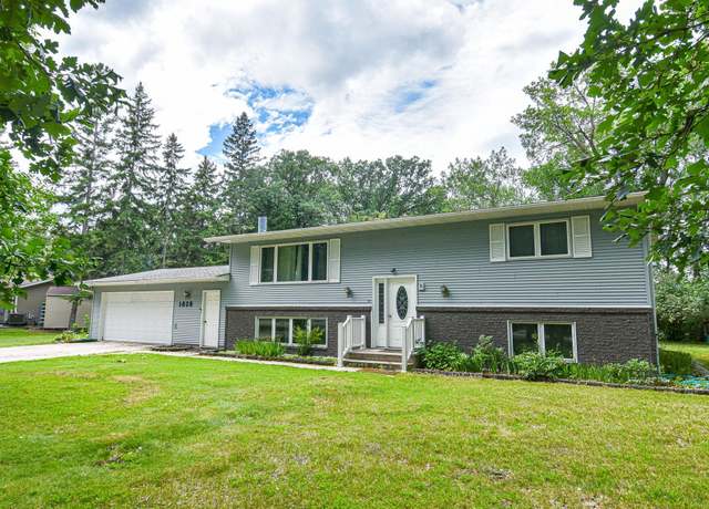 Property at 1828 Robin Hood Dr, Thief River Falls, MN 56701, 4 beds, 2 baths