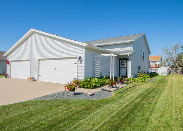 Property at 1815 49th St S, Fargo, ND 58103, 3 beds, 2 baths
