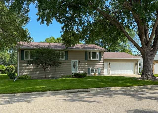 Property at 905 Woodfern Dr, Marshall, MN 56258, 4 beds, 2 baths