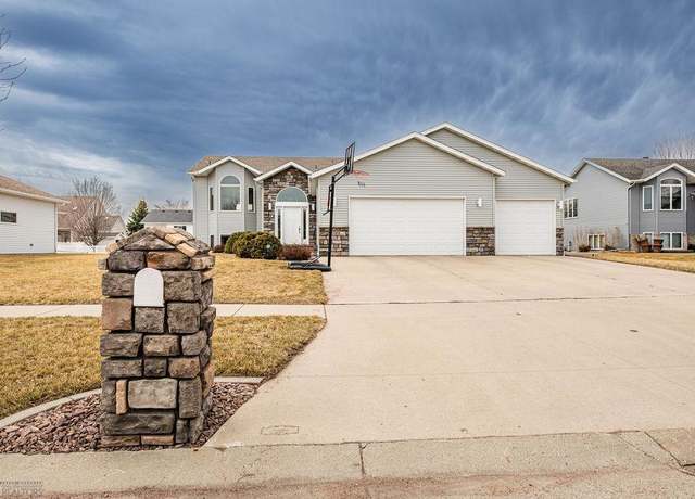 Property at 1106 44th Ave N, Fargo, ND 58102, 5 beds, 3 baths
