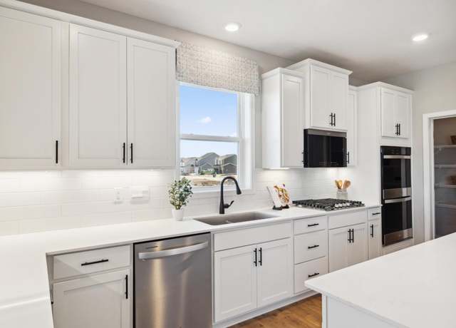 Property at 10711 Bent Pine Cir, Woodbury, MN 55129, 5 beds, 3 baths