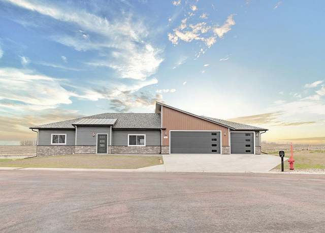 Property at 960 Sterling Ave, Worthington, MN 56187, 5 beds, 3 baths