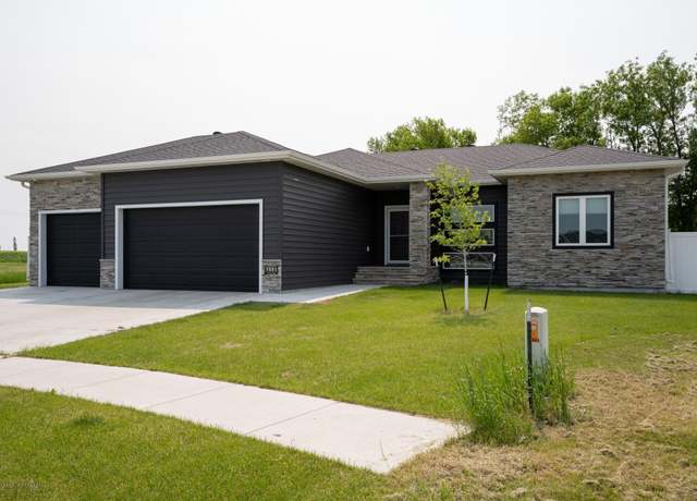 Property at 5881 31st St S, Fargo, ND 58104, 5 beds, 4 baths