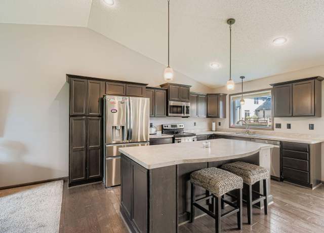 Property at 580 Hackney Ave, Shakopee, MN 55379, 5 beds, 3 baths