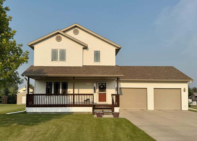 Property at 1208 Wendt Dr, Thief River Falls, MN 56701, 3 beds, 3 baths