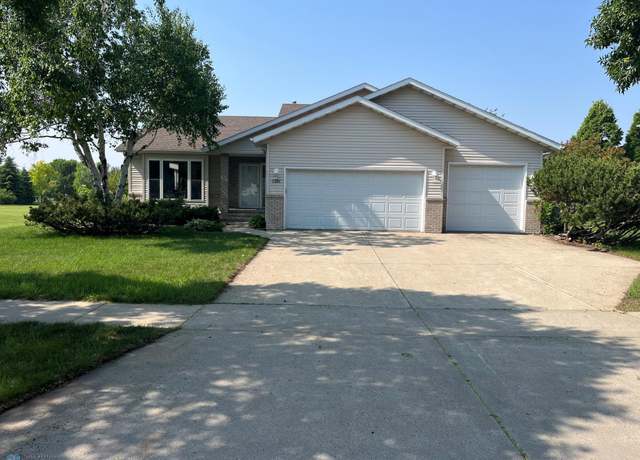 Property at 3306 26th Ave S, Fargo, ND 58103, 4 beds, 3 baths