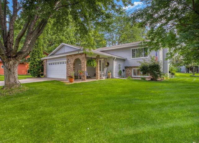 Property at 826 W Meadow Ct, Sartell, MN 56377, 4 beds, 2 baths