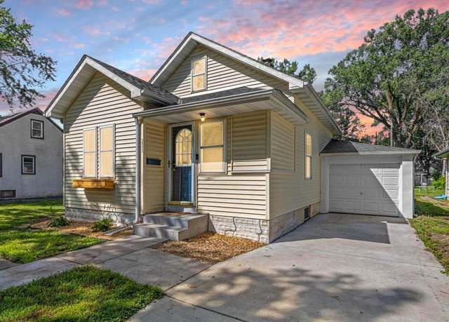 Property at 3921 Xenia Ave N, Robbinsdale, MN 55422, 2 beds, 1 bath