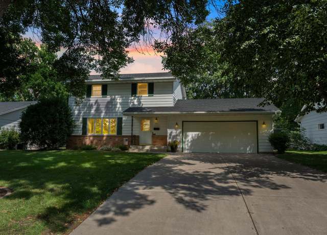 Property at 1015 Main St S, Shakopee, MN 55379, 4 beds, 2 baths