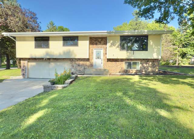Property at 2001 25th St SW, Willmar, MN 56201, 3 beds, 2 baths