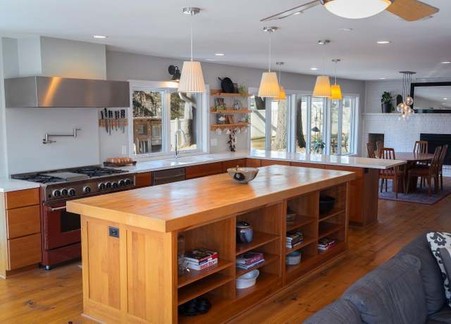 Property at 910 Lakewood Hills Rd, Eagan, MN 55123, 4 beds, 4 baths