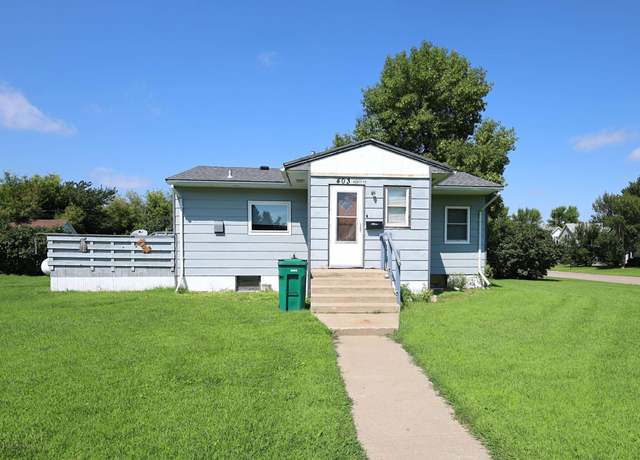 Property at 403 Pacific Ave, Buxton, ND 58218, 3 beds, 1 bath