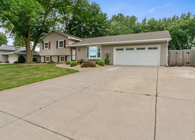 Property at 8120 77th St S, Cottage Grove, MN 55016, 4 beds, 3 baths
