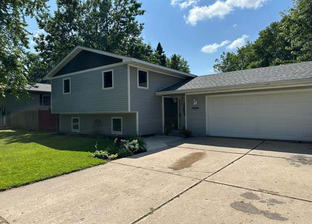 Property at 700 17th St SE, Willmar, MN 56201, 4 beds, 2 baths