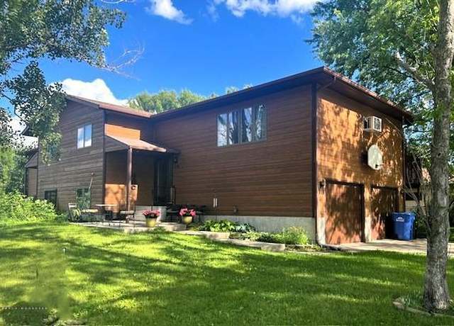 Property at 118 36th Ave N, Fargo, ND 58102, 3 beds, 2 baths