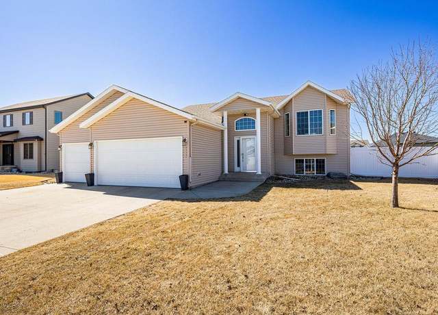 Property at 4524 Sunrise Dr, West Fargo, ND 58078, 4 beds, 3 baths
