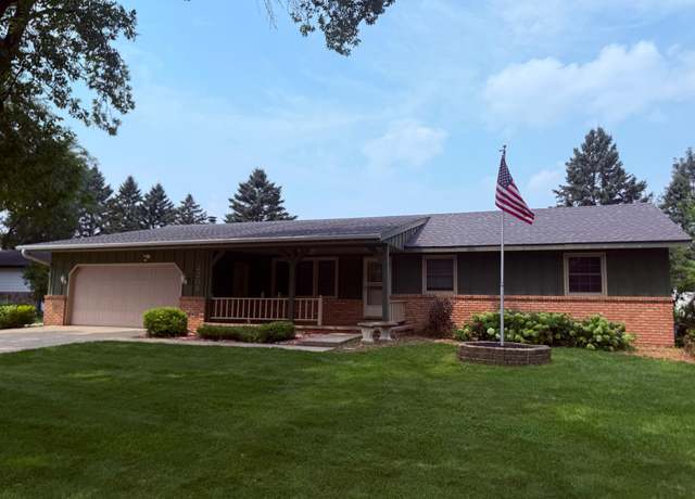 Property at 2208 5th Ave SE, Willmar, MN 56201, 3 beds, 2 baths