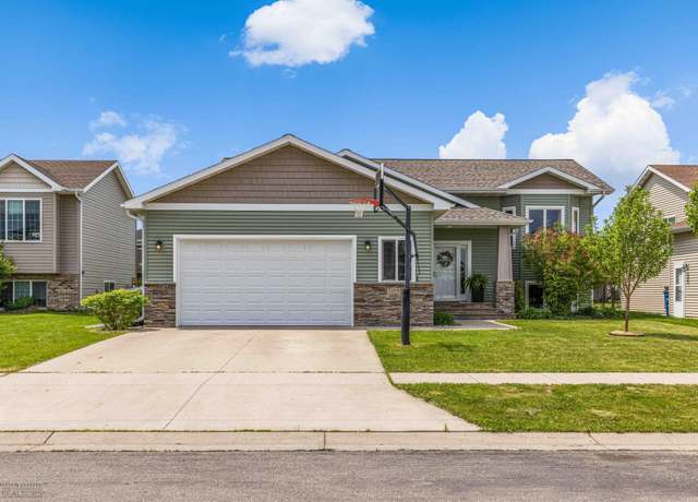 Property at 3109 27th St S, Moorhead, MN 56560, 4 beds, 3 baths