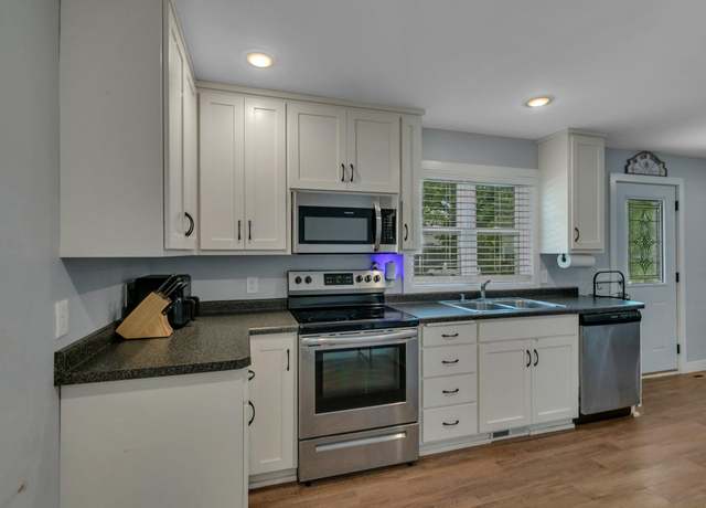 Property at 1021 10 1/2 Ave S, Saint Cloud, MN 56301, 3 beds, 2 baths