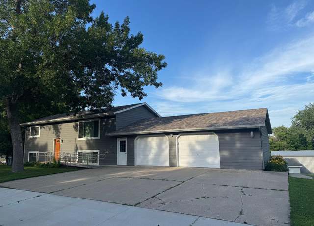 Property at 400 Jason Dr, Elysian, MN 56028, 4 beds, 3 baths
