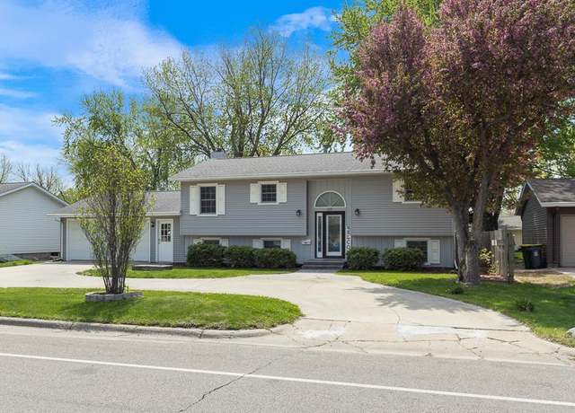 Property at 205 Southview Dr, Marshall, MN 56258, 3 beds, 2 baths