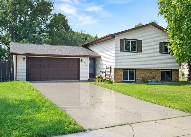 Property at 1808 25th Ave S, Fargo, ND 58103, 4 beds, 2 baths