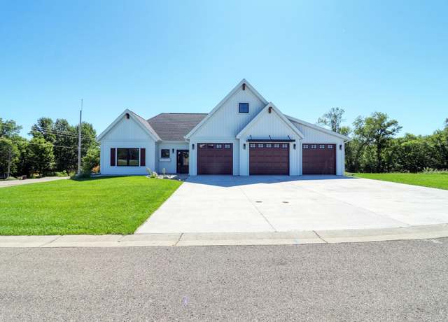 Property at 102 Altavista Dr, Detroit Lakes, MN 56501, 5 beds, 4 baths