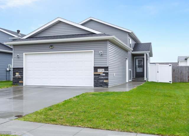 Property at 2728 Westwood St W, West Fargo, ND 58078, 3 beds, 2 baths