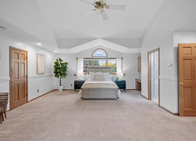 Property at 979 Kohlman Ln, Maplewood, MN 55109, 4 beds, 4 baths
