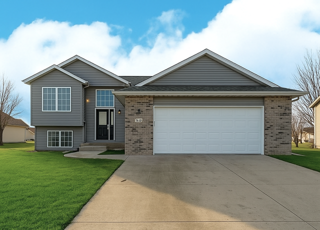 Property at 1035 12th St SE, Owatonna, MN 55060, 3 beds, 2 baths