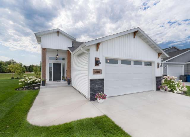 Property at 3009 39th Ave S, Moorhead, MN 56560, 4 beds, 3 baths